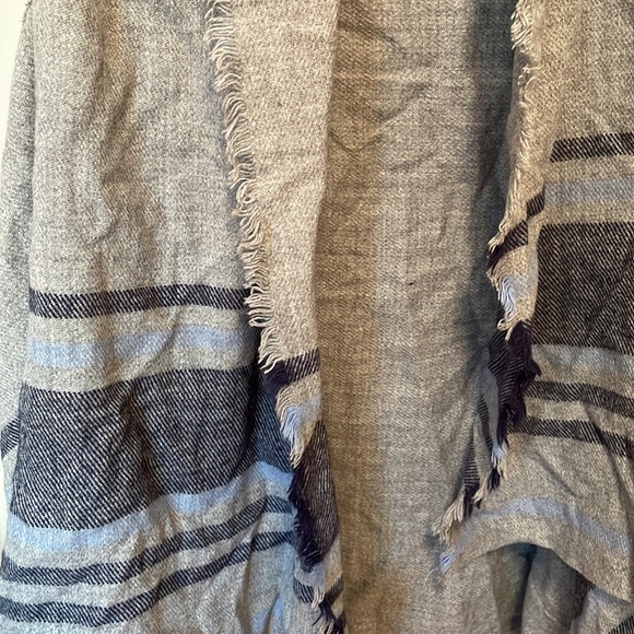 Cardigan/Shawl one size fits all - Picture 2 of 3